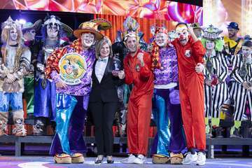 Los Nietos de SaryManchez se autodescalifican en la final de murgas al superar el tiempo establecido en señal de protesta/Lpacarnaval y TA.